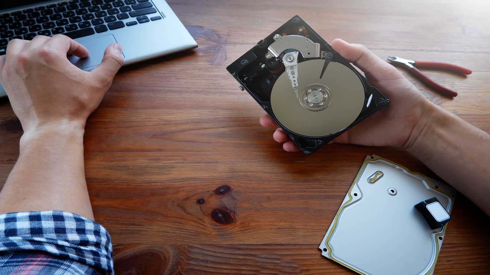 ChromeOS Flex device showing an end-of-support notice beside a USB drive with Linux installer