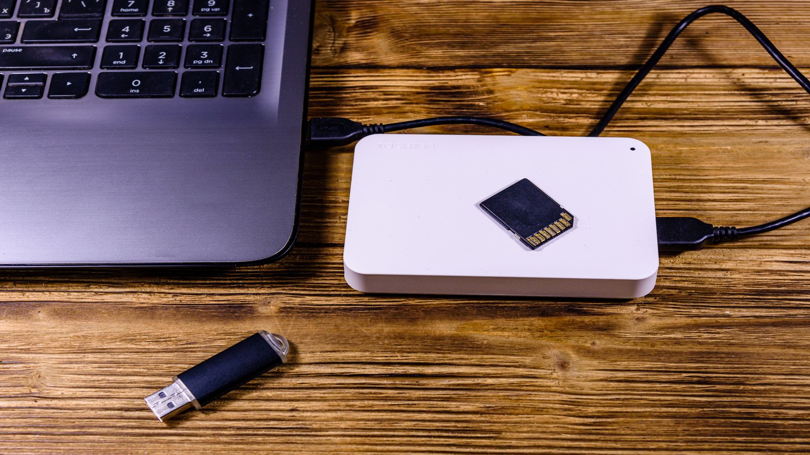 ChromeOS Flex USB recovery utility alongside a laptop showing a boot error